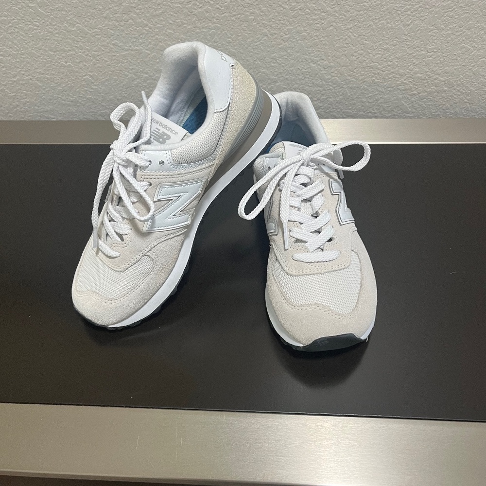 Women NEW BALANCE 574 CORE    Size 6.5 M